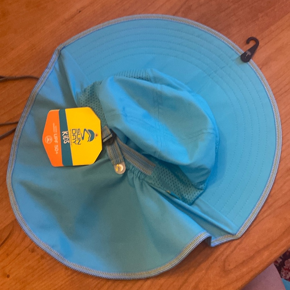 Sunday afternoons kids size L sun hat.